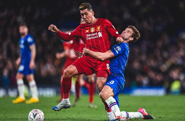 球迷向场内扔杂物引发骚乱，梅西印度行球场亮相仪式提前结束（球迷投掷杂物引发骚动，梅西印度行球场亮相仪式被迫提前结束）