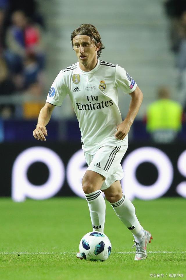 图片报：奥利塞训练中佩戴了大号钻石耳钉，孔帕尼对此不会管（图片报：奥利塞训练时戴大颗钻石耳钉，孔帕尼表示不予干涉）